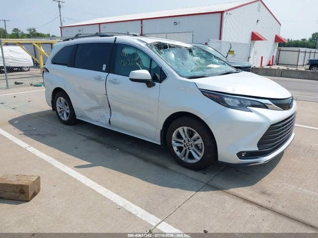 2025 TOYOTA SIENNA XLE