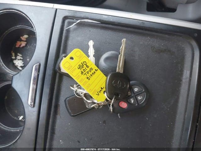 2018 TOYOTA SIENNA LE 8 PASSENGER 11