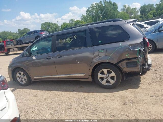 2018 TOYOTA SIENNA LE 8 PASSENGER 14