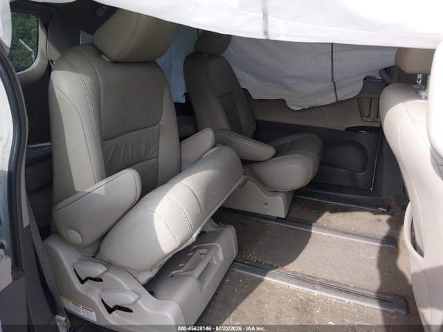 2017 TOYOTA SIENNA XLE PREMIUM 7 PASSENGER 8