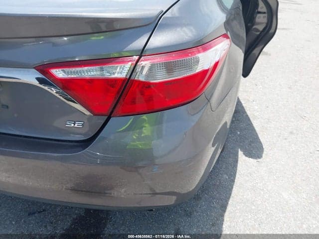 2017 TOYOTA CAMRY SE 6