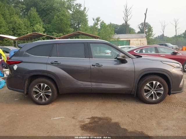 2022 TOYOTA HIGHLANDER XLE 13