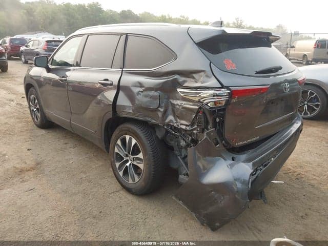 2022 TOYOTA HIGHLANDER XLE 3