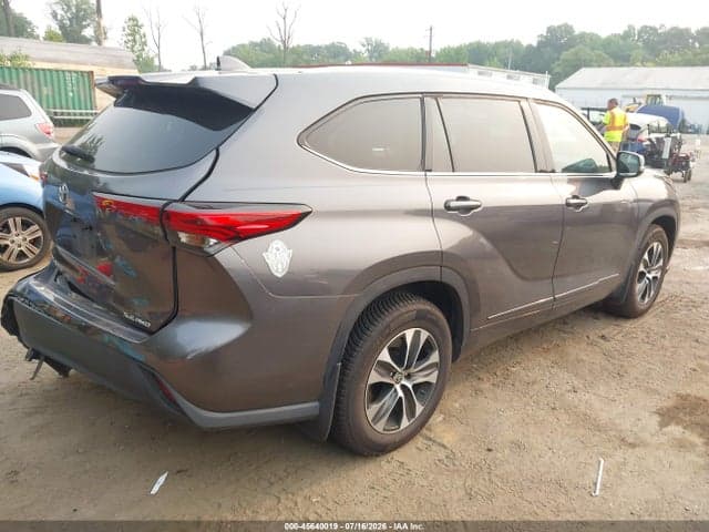 2022 TOYOTA HIGHLANDER XLE 4