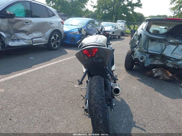 2024 YAMAHA YZFR3 A 6