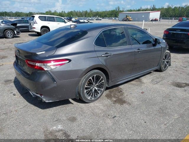 2020 TOYOTA CAMRY SE 4