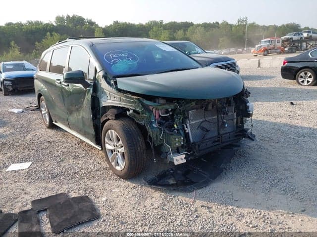 2025 TOYOTA SIENNA XLE 1