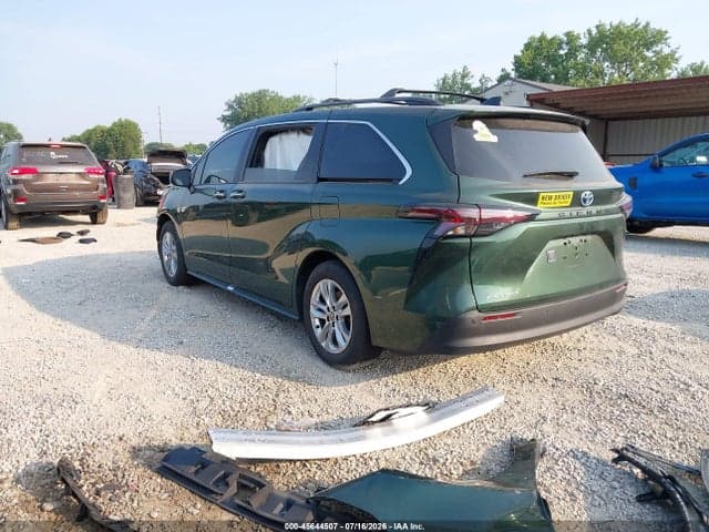 2025 TOYOTA SIENNA XLE 3
