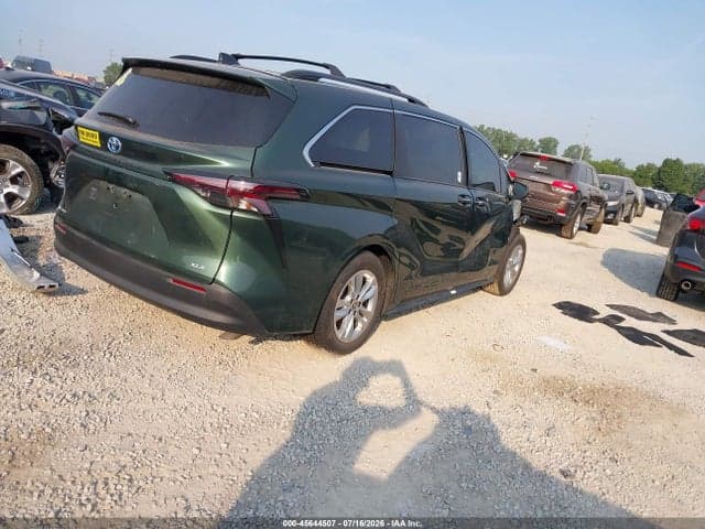 2025 TOYOTA SIENNA XLE 4