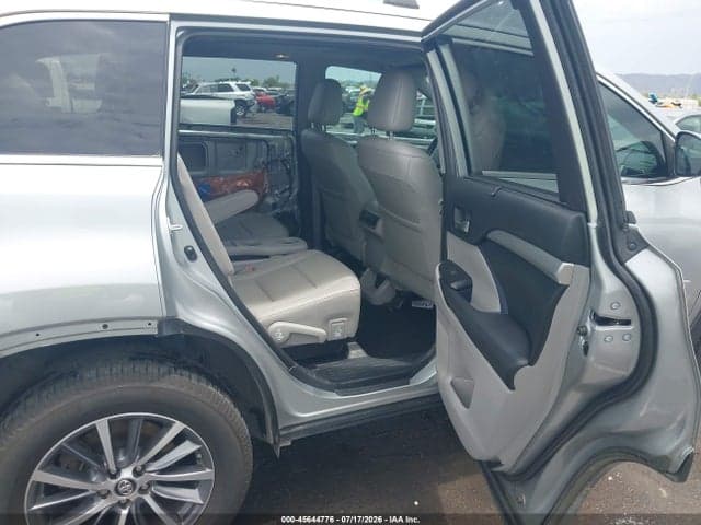 2019 TOYOTA HIGHLANDER XLE 8