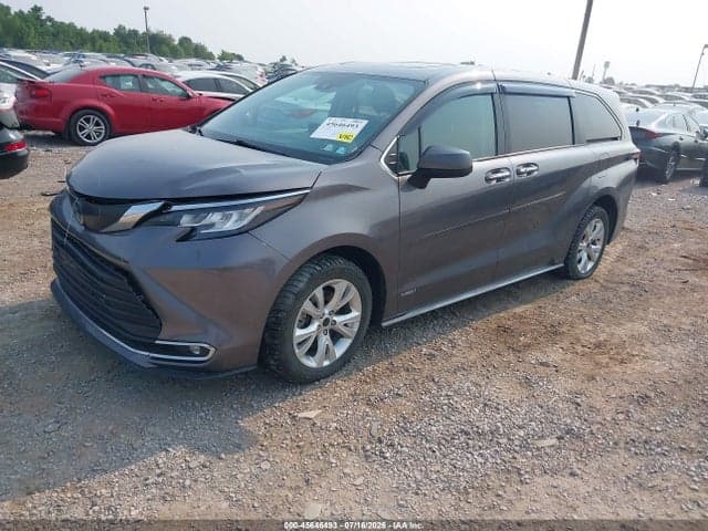 2021 TOYOTA SIENNA XLE 2