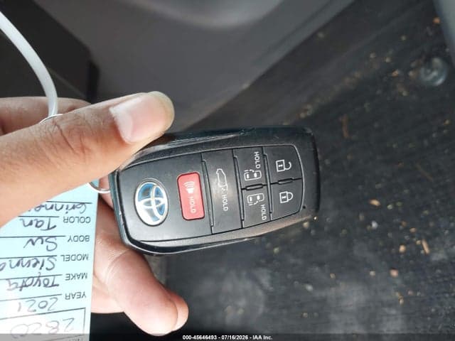 2021 TOYOTA SIENNA XLE 11