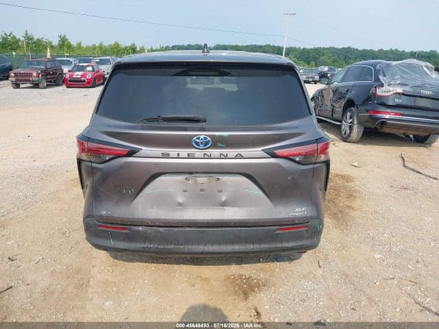 2021 TOYOTA SIENNA XLE 17