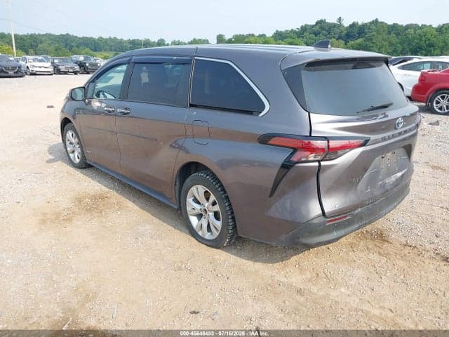 2021 TOYOTA SIENNA XLE 3