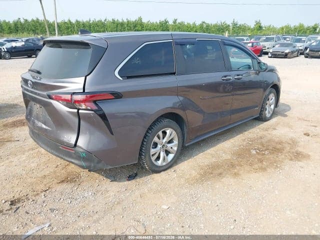 2021 TOYOTA SIENNA XLE 4