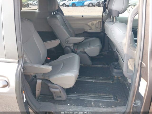 2021 TOYOTA SIENNA XLE 8