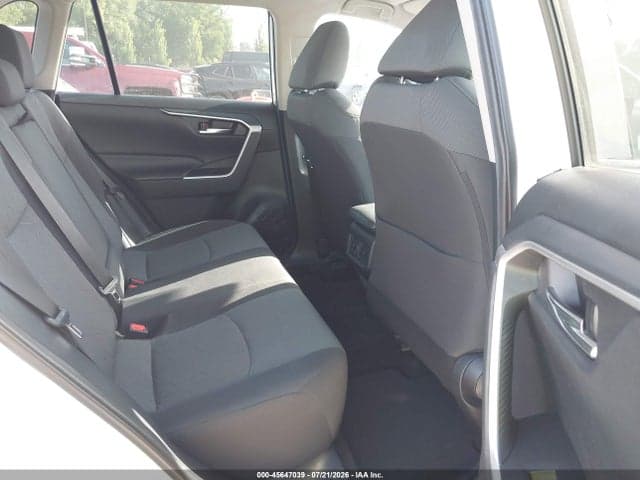 2020 TOYOTA RAV4 XLE 8