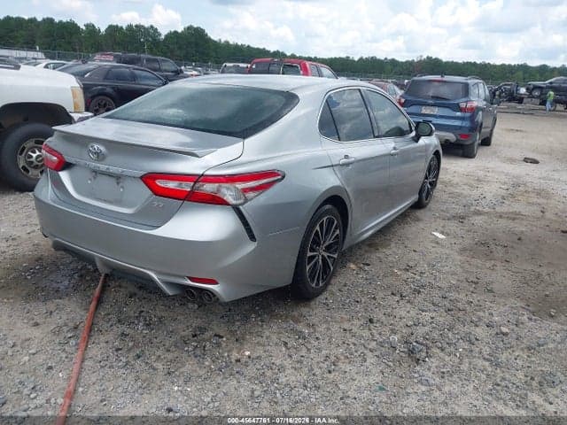 2018 TOYOTA CAMRY SE 4