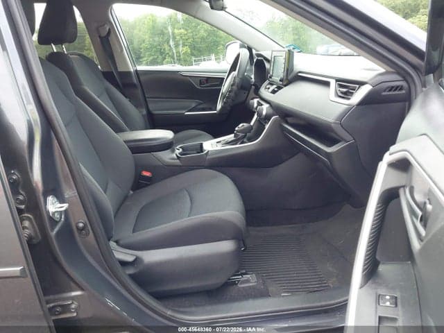 2020 TOYOTA RAV4 LE 5