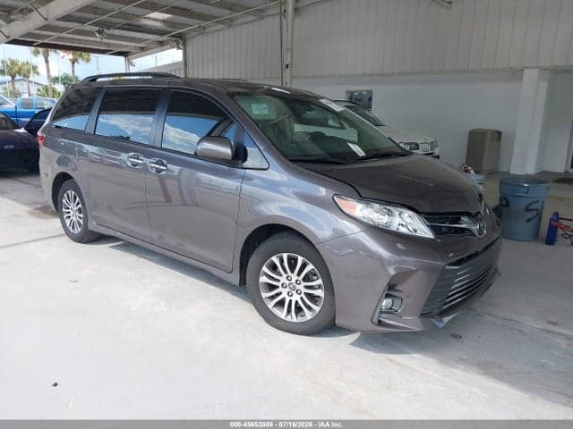 2020 TOYOTA SIENNA XLE