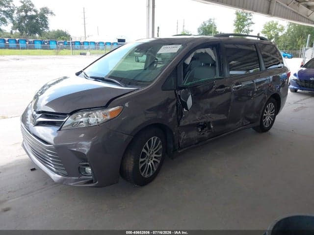 2020 TOYOTA SIENNA XLE 2