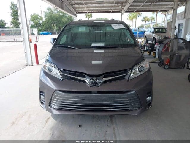 2020 TOYOTA SIENNA XLE 11