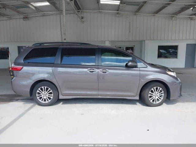 2020 TOYOTA SIENNA XLE 12