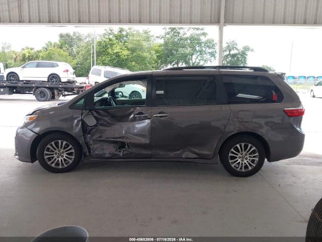 2020 TOYOTA SIENNA XLE 13
