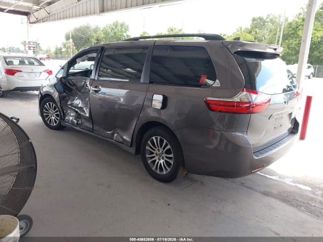 2020 TOYOTA SIENNA XLE 3