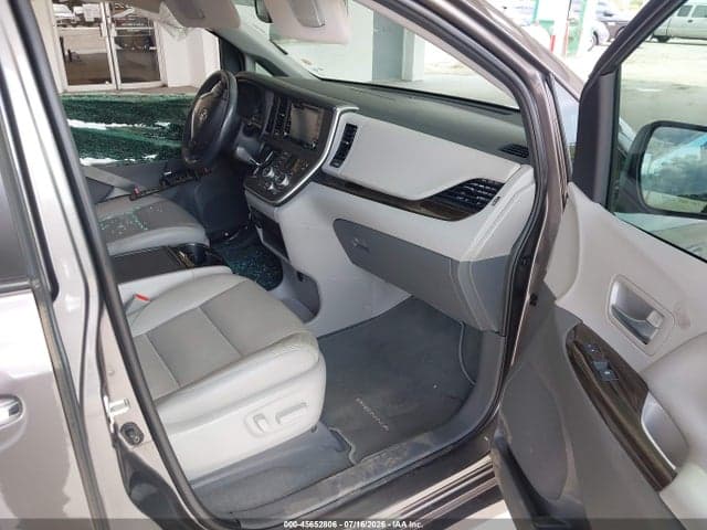 2020 TOYOTA SIENNA XLE 5