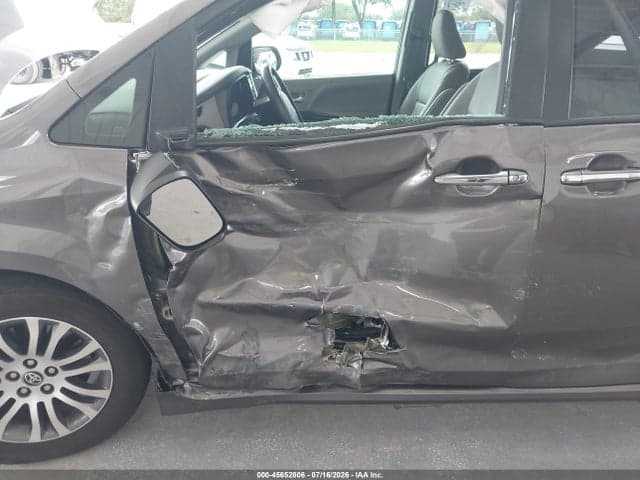 2020 TOYOTA SIENNA XLE 6
