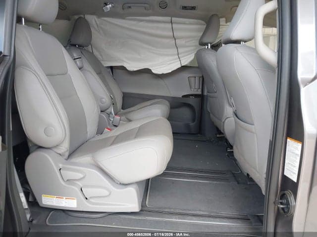 2020 TOYOTA SIENNA XLE 8