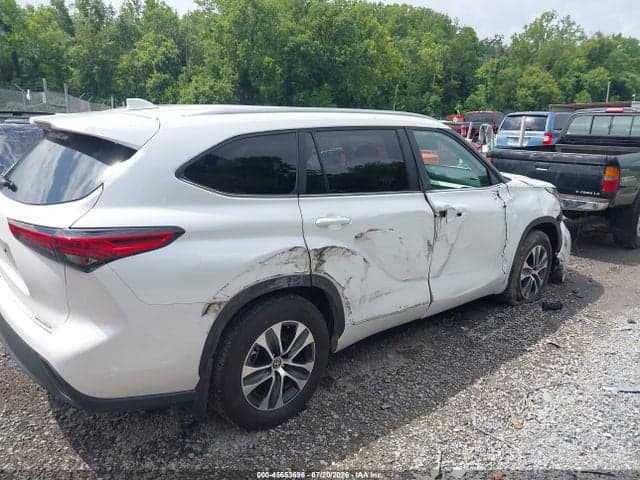 2023 TOYOTA HIGHLANDER XLE 4