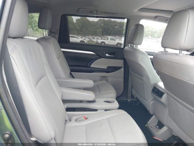 2017 TOYOTA HIGHLANDER XLE 8