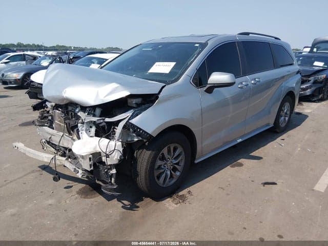 2023 TOYOTA SIENNA XLE 2