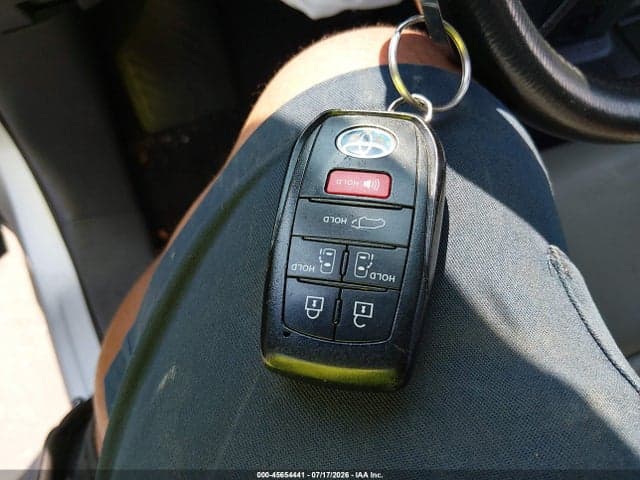 2023 TOYOTA SIENNA XLE 11