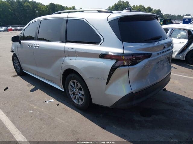 2023 TOYOTA SIENNA XLE 3