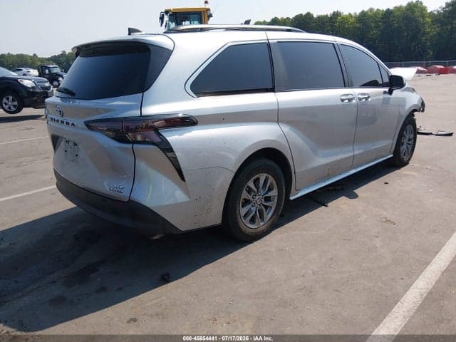 2023 TOYOTA SIENNA XLE 4