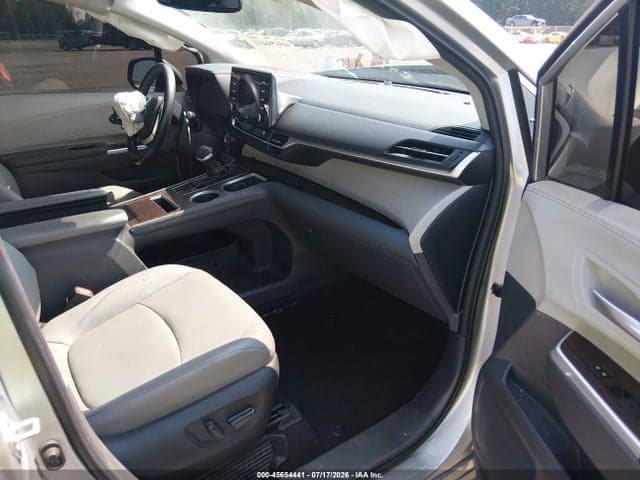 2023 TOYOTA SIENNA XLE 5