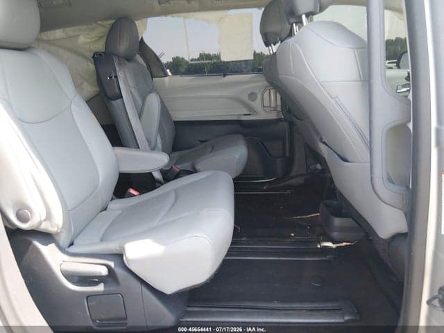2023 TOYOTA SIENNA XLE 8