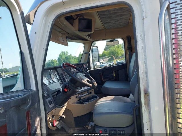 2023 FREIGHTLINER SD122 7