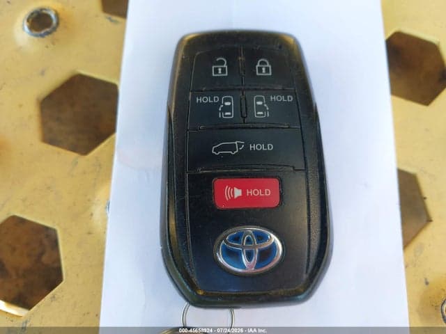 2021 TOYOTA SIENNA XLE 11