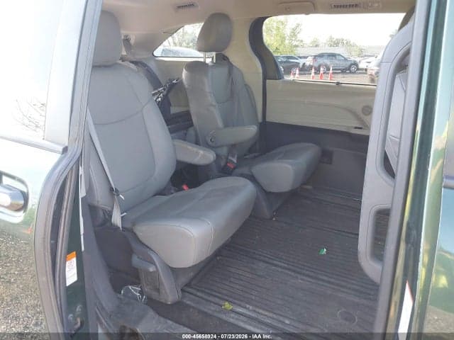 2021 TOYOTA SIENNA XLE 8