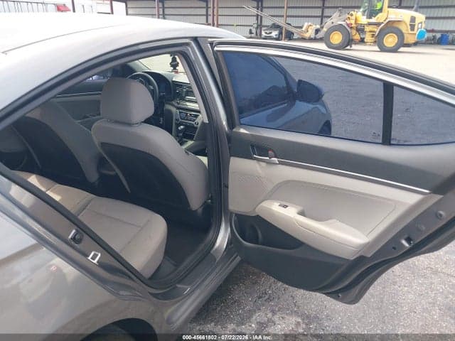 2018 HYUNDAI ELANTRA SE 8