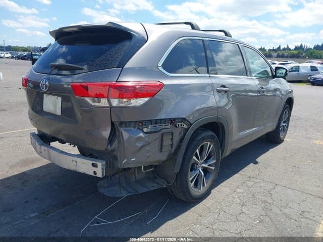 2017 TOYOTA HIGHLANDER LE 4