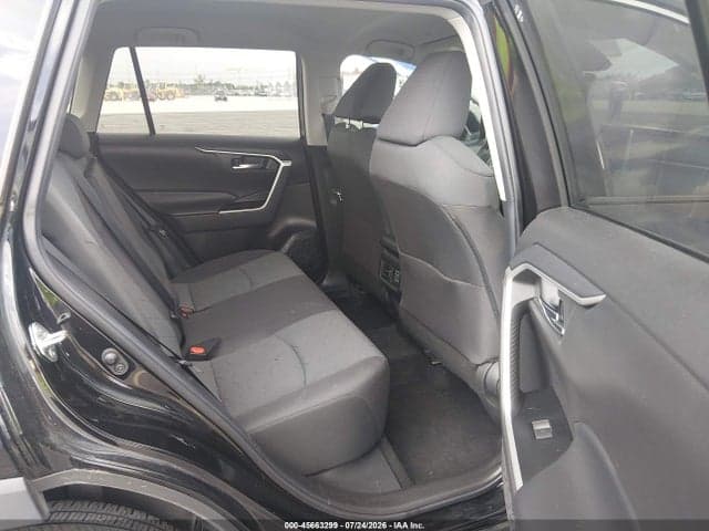 2023 TOYOTA RAV4 XLE 8