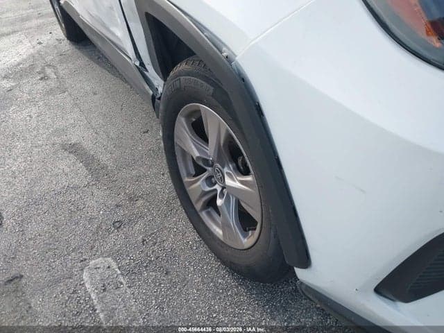 2025 TOYOTA RAV4 XLE 17
