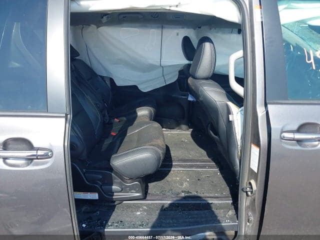 2018 TOYOTA SIENNA SE 8 PASSENGER 8