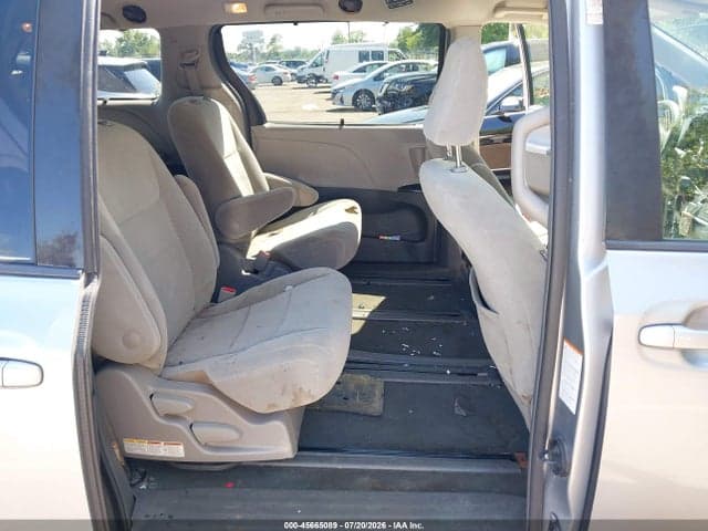 2018 TOYOTA SIENNA LE 7 PASSENGER 8