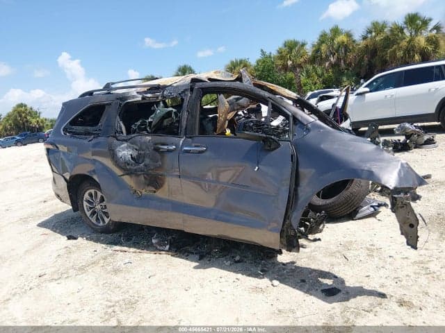 2022 TOYOTA SIENNA XLE 13